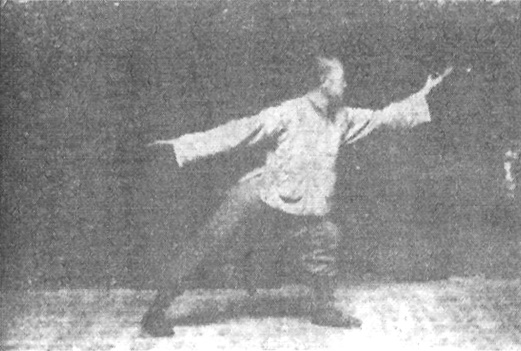 Vingt-cinquième figure : les deux bras tendus en ligne oblique, jambe avant fléchie, jambe arrière tendue (édition de 1930)