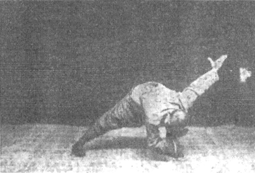 Vingt-sixième figure : la main gauche sortie au-dessus du poignet droit, corps fortement abaissé, jambe droite tendue (édition de 1930)
