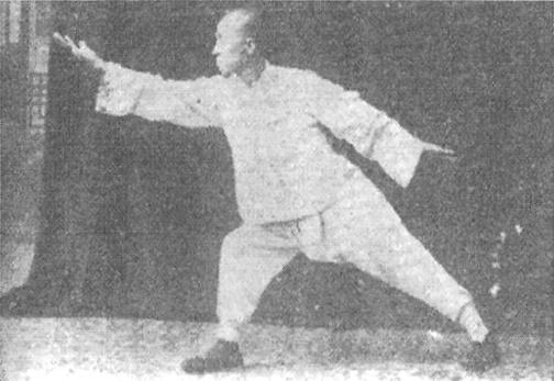 Vingt-septième figure : les deux bras tendus en ligne oblique vers la droite, jambe droite fléchie (édition de 1930)