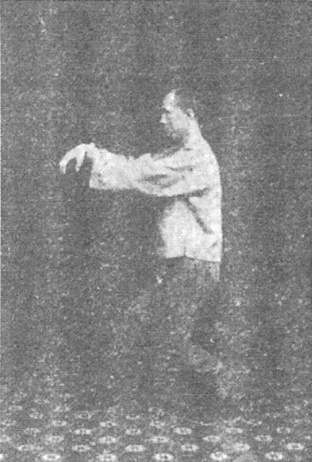 Vingt-huitième figure : l’entraînement du poignet, une main tenant l’autre poignet, paumes tournées vers le bas (édition de 1930)