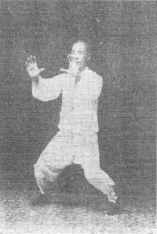 Troisième figure : les paumes poussées devant, à hauteur d’épaule, pouces face à face, jambes fléchies (édition de 1930)
