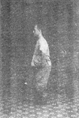 Vingt-neuvième figure : assis sur les tranchants externes des pieds, mains à la taille, course circulaire (édition de 1930)