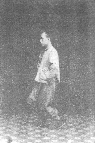 Trentième figure : la course sur la pointe des pieds, talons hauts, mains à la taille (édition de 1930)