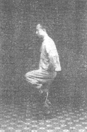 Trente-et-unième figure : un pied en suspens, l’autre appuyé sur la pointe, les mains à la taille (édition de 1930)