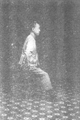 Trente-deuxième figure : le pied gauche à plat, le pied droit sur la pointe, prêt à se retirer et à repartir (édition de 1930)