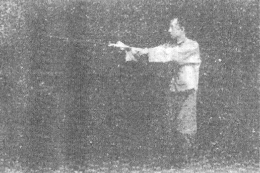 Trente-troisième figure : la secousse de l’épée vers la droite, pas du coq, main gauche en formule de l’épée au bras droit (édition de 1930)