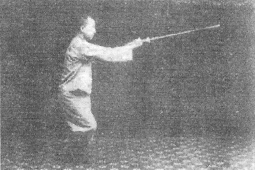 Trente-quatrième figure : la secousse de l’épée vers la gauche, poids sur la jambe gauche (édition de 1930)