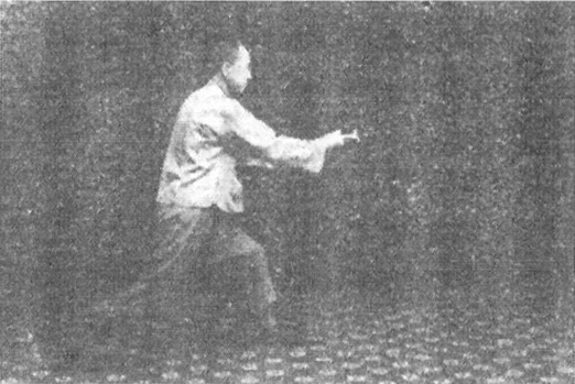 Trente-cinquième figure : le nuage de l’épée vers la gauche, dos de la main droite au-dessus du pied gauche (édition de 1930)