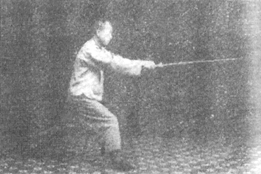 Trente-sixième figure : le nuage de l’épée vers la droite, paume droite au-dessus du pied droit, pointe en triangle avec l’épaule (édition de 1930)