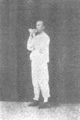 Quatrième figure : les deux demi-poings joints devant le menton, talons soulevés (édition de 1930)