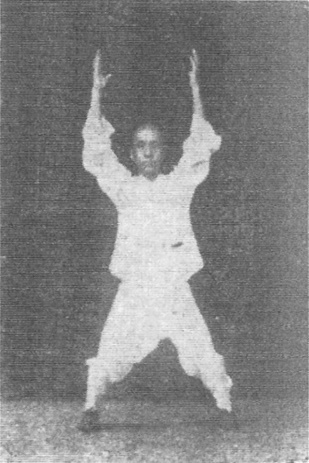Cinquième figure : les bras tendus au-dessus de la tête, paumes face à face, corps en position basse (édition de 1930)