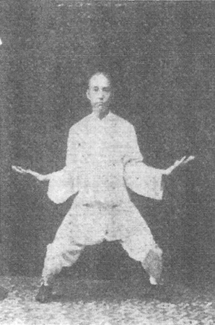 Sixième figure : les avant-bras écartés à hauteur des coudes, paumes vers le haut comme deux tasses (édition de 1930)