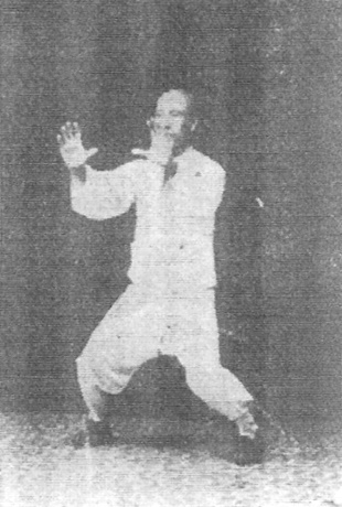 Septième figure : les deux mains devant, à hauteur d’épaule, dos des mains vers le haut (édition de 1930)
