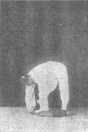 Huitième figure : jambes tendues, les deux paumes pressant vers le sol devant les pointes de pieds (édition de 1930)