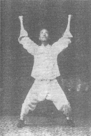 Neuvième figure : les poings levés au-dessus de la tête, tête renversée vers le ciel (édition de 1930)