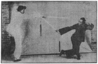 Planche 7 de l’appendice du Kunwu jian pu (昆吾劍譜) : la technique « suspendre » (掛式), édition de 1935