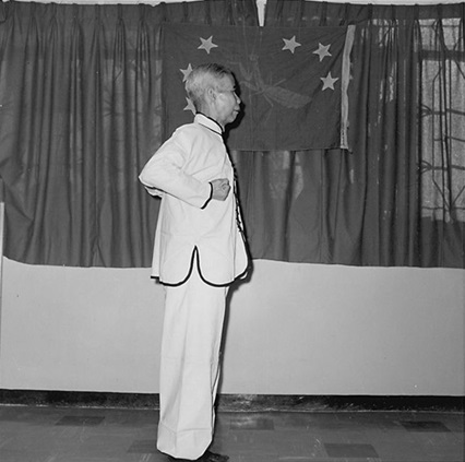 Forme 1 : debout, pieds joints, les deux poings serrés contre les flancs — photographie de l&rsquo;édition de 1957