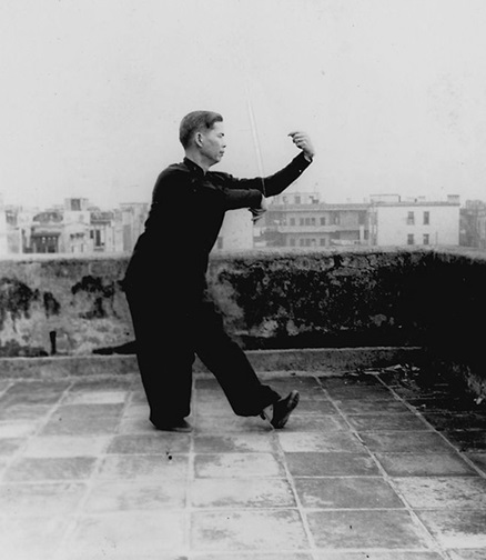 Forme 9 : reprise de la sixième forme, le crochet gauche frappant du revers — photographie de l&rsquo;édition de 1957