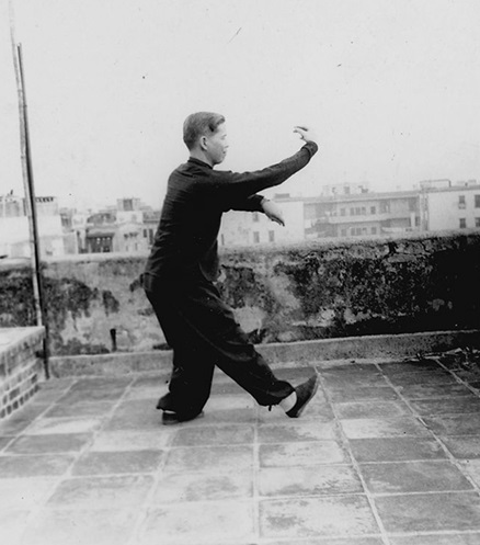 Forme 10 : reprise de la septième forme, le crochet droit frappant du revers — photographie de l&rsquo;édition de 1957