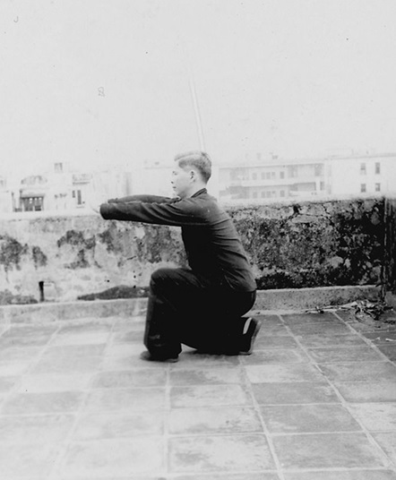 Forme 13 : pas d&rsquo;entrée dans l&rsquo;anneau à gauche, les deux paumes perçant droit devant à hauteur moyenne — photographie de l&rsquo;édition de 1957