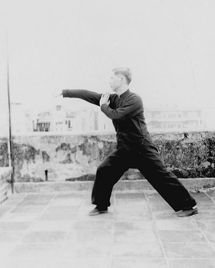 Forme 15 : posture de gravir la montagne à droite, le poing droit lancé en poing de complément — photographie de l&rsquo;édition de 1957