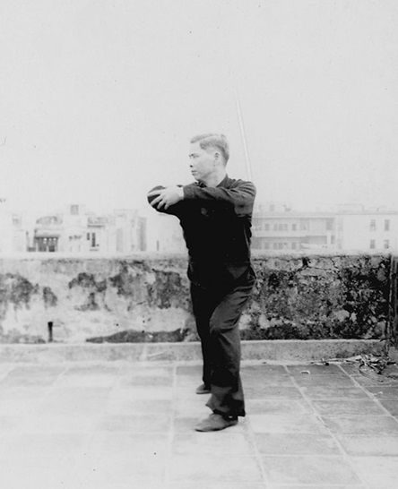 Forme 17 : chute dans la posture oblique de gravir la montagne, le coude droit empilé vers le bas — photographie de l&rsquo;édition de 1957