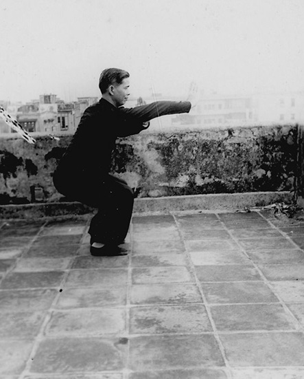 Forme 2 : posture du cavalier, la paume droite longue et la paume gauche courte relevées devant le visage — photographie de l&rsquo;édition de 1957