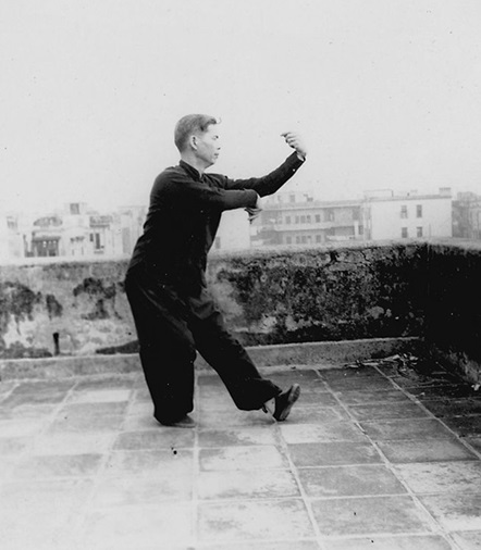 Forme 20 : reprise de la sixième forme, le crochet gauche frappant du revers — photographie de l&rsquo;édition de 1957
