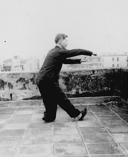 Forme 23 : nouveau bond en avant, la main gauche scellant, le poing droit tordu — photographie de l&rsquo;édition de 1957