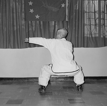 Forme 24 : posture du cavalier après un demi-tour, les deux crochets tirés vers la gauche, l&rsquo;un long et l&rsquo;autre court — photographie de l&rsquo;édition de 1957