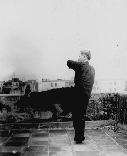 Forme 25 : bond en l&rsquo;air, le coup de pied gauche de poussée, le poing gauche décrivant un cercle — photographie de l&rsquo;édition de 1957