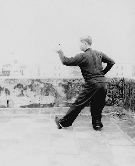 Forme 27 : pas des Sept Étoiles à gauche, le poing droit retiré à la taille, le crochet gauche formé — photographie de l&rsquo;édition de 1957