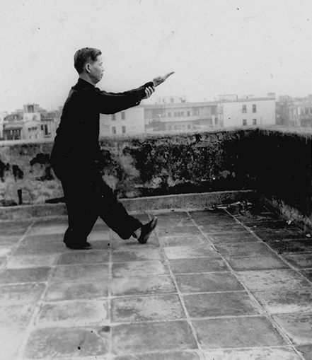 Forme 3 : pas des Sept Étoiles à gauche, la paume droite fendant en oblique, la paume gauche venant à sa rencontre — photographie de l&rsquo;édition de 1957
