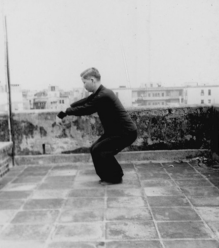 Forme 29a : pieds réunis en garde-à-vous, la paume gauche écartée au-delà du poing droit — photographie de l&rsquo;édition de 1957