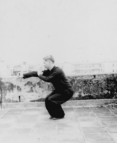 Forme 29b : bond et retombée, le poing droit fendant en travers vers le bas — photographie de l&rsquo;édition de 1957