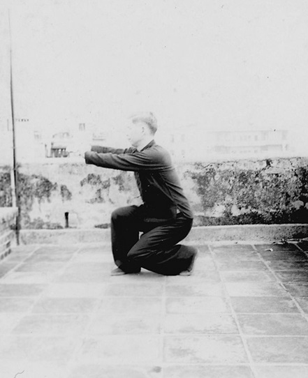 Forme 32b : pas d&rsquo;entrée dans l&rsquo;anneau à droite, l&rsquo;avant-bras droit poussant en travers — photographie de l&rsquo;édition de 1957