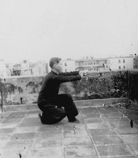 Forme 33 : pas d&rsquo;entrée dans l&rsquo;anneau à gauche, l&rsquo;avant-bras gauche poussant en travers — photographie de l&rsquo;édition de 1957