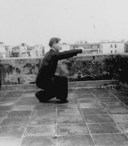 Forme 34 : pas d&rsquo;entrée dans l&rsquo;anneau à droite, l&rsquo;avant-bras droit poussant en travers, le poing gauche à la poignée droite — photographie de l&rsquo;édition de 1957