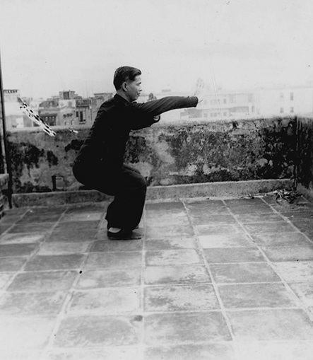 Forme 35 : posture du cavalier, les deux paumes relevées vers le haut, clôture de l&rsquo;enchaînement — photographie de l&rsquo;édition de 1957