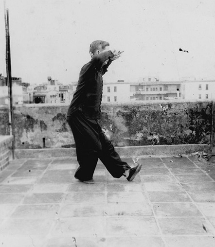 Forme 4a : les deux crochets relevés de part et d&rsquo;autre des tempes, vu de profil — photographie de l&rsquo;édition de 1957