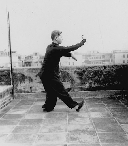 Forme 7 : pas des Sept Étoiles à droite, le crochet gauche sous le coude droit, le crochet droit frappant du revers — photographie de l&rsquo;édition de 1957