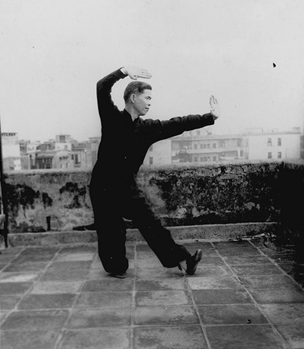 Forme 8 : pas des Sept Étoiles à gauche, une paume partie vers l&rsquo;avant, l&rsquo;autre vers l&rsquo;arrière — photographie de l&rsquo;édition de 1957