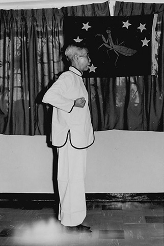 Forme 1 : debout, les deux poings ramenés à la taille, le regard devant soi — photographie de l&rsquo;édition de 1972