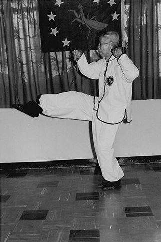Forme 10b : le pied droit levé et lancé, les crochets toujours tenus — photographie de l&rsquo;édition de 1972