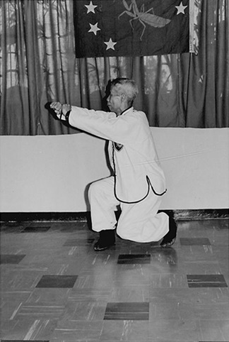 Forme 11 : pas d&rsquo;entrée dans l&rsquo;anneau à droite, l&rsquo;avant-bras droit dressé poussant en avant — photographie de l&rsquo;édition de 1972