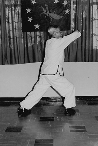 Forme 15 : pas de l&rsquo;ascension à droite, le poing droit balayant en travers vers la tempe — photographie de l&rsquo;édition de 1972