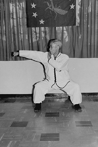 Forme 21 : posture du cavalier, le poing droit lancé depuis la taille — photographie de l&rsquo;édition de 1972