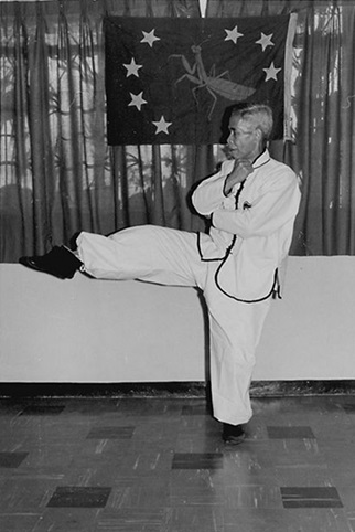 Forme 23 : assis sur le cheval arrière, le pied droit sorti en biais vers l&rsquo;avant-gauche — photographie de l&rsquo;édition de 1972
