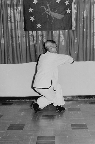 Forme 25 : pas torsadé vers la gauche, le poing droit balayant bas — photographie de l&rsquo;édition de 1972