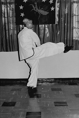 Forme 26 : la jambe droite relevant de bas en haut, les mains en place — photographie de l&rsquo;édition de 1972